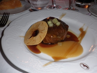 Meloso de ternera cocido a baja temperatura con manzana verde y salsa de calvados