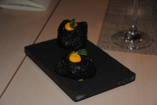 Buñuelos de patata, all i oli y azafrán.