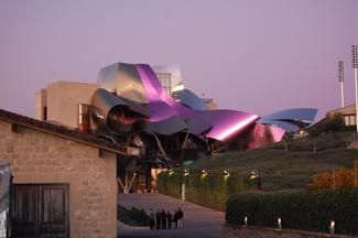 El hotel de noche,...