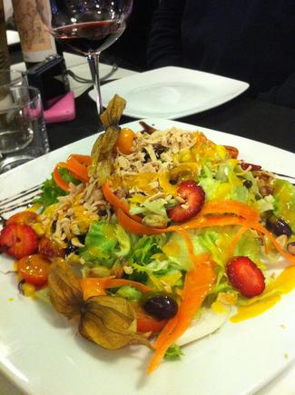 Vistosa ensalada de mango.