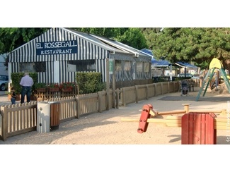 La carpa y el parque infantil anejo