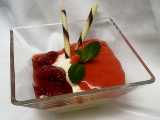 Copa de crema mascarpone con fresas confitadas