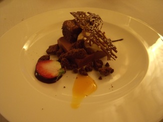 Texturas de chocolate con crema de fruta de la pasión.
