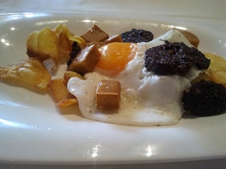 huevos estrellados con gelatina de erizos y butifarra negra
