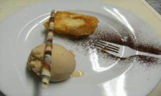 Leche frita con helado de turrón