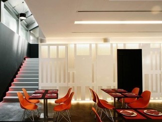 Se accede por esta escalera, situada al fondo a la derecha del comedor de Els Fogons de la Barceloneta.