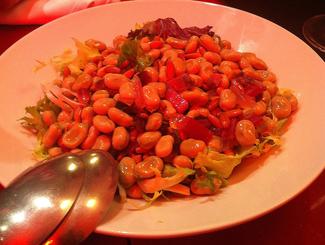 Ensalada de habitas y pato.