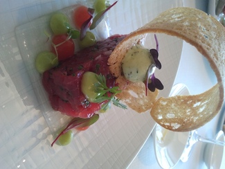 Tartar de atún con hierbas frescas y aguacate.
