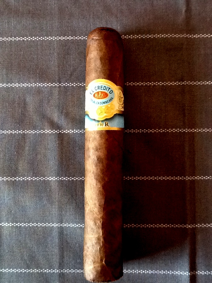 El Crédito Serie R N.6 Un delicioso puro dominicano.