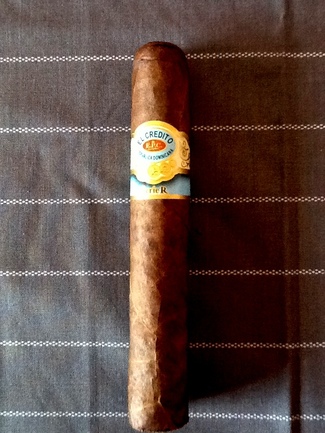 El Crédito Serie R N.6 Un delicioso puro dominicano.