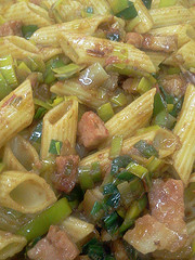 Receta de penne rigate con bacon y puerros.