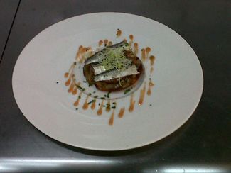 tosta de sardinillas y dulce de tomate