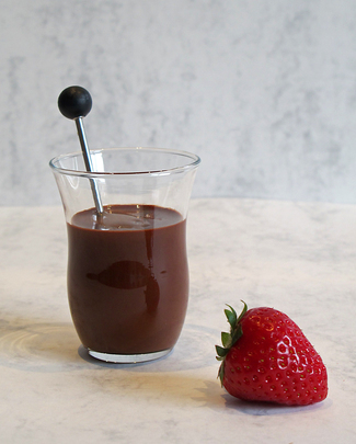 Chocolate fluido con aove y fresa.