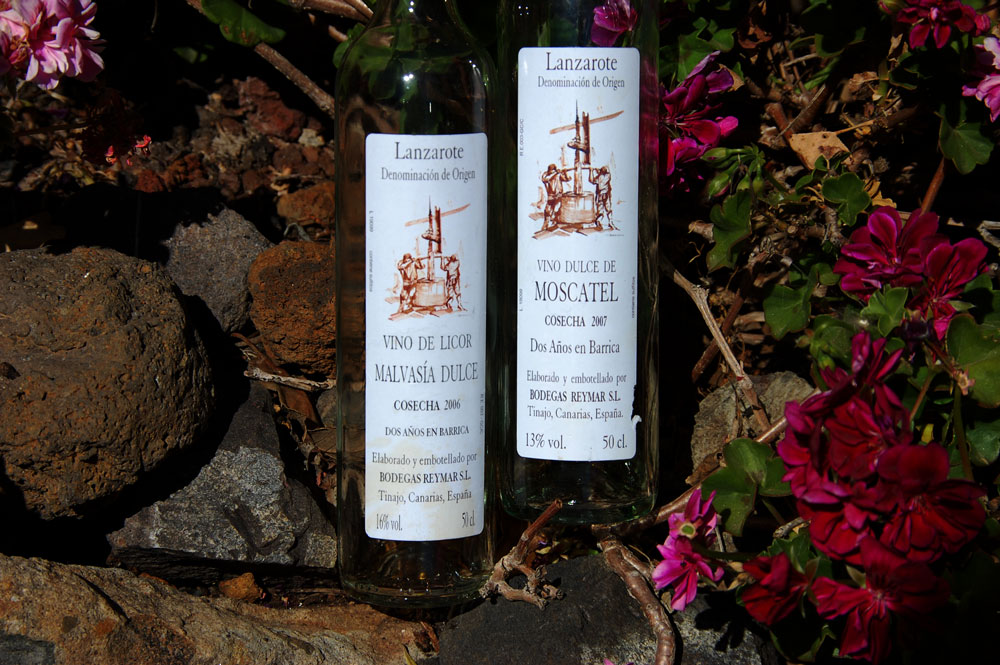 Bodegas Reymar, un afortunado en Lanzarote, un panal de moscatel y una copa de malvasía.