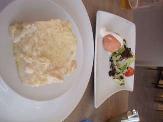 Ensaladilla de gambas e iglú de salmón con queso y nueces.