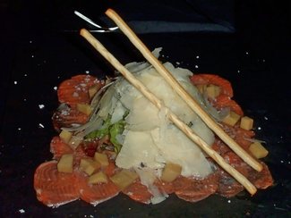 Carpaccio de salmón acompañado de mango bañado en aceite de trufa blanca