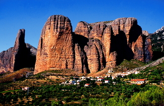 Los mallos y el pueblo de Riglos.