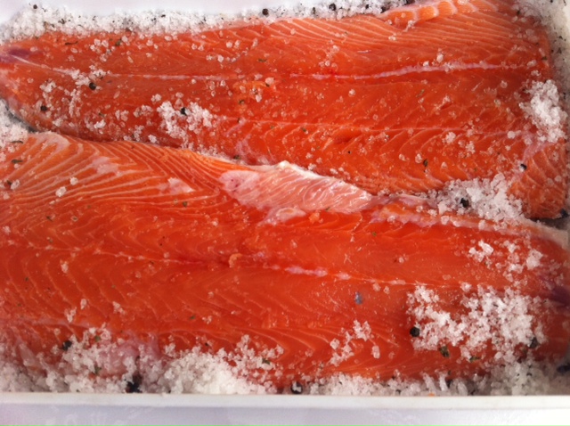 Receta de cocina: salmón marinado con ensalada de aguacate.