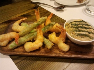 Tempura de langostinos y espárragos con espuma de mole