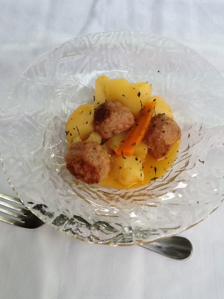 Receta de cocina: guisado de albóndigas al clavo.