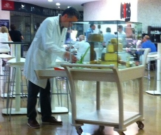 J. M. Manglano y su carro de quesos