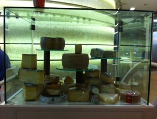 Primer plano del carro de quesos