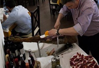 Cortándonos el jamón :)