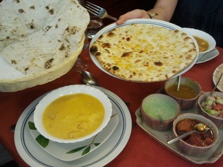 Pollo al curry, pan con queso y Chapati 
