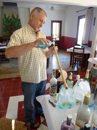 preparando el Gin Tonic