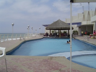 La piscina, por si te apetece una copa sin salir a pasar "frío".