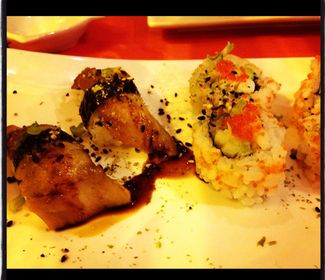 Nigiri de anguila y sashimi de atún con huevas de pez volador