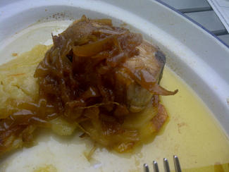 Magníca ración de Bonito encebollado