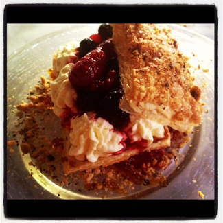 milhojas de frutas de la pasión y frutos rojos