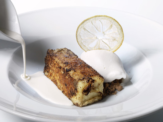 Torrija de brioche caramelizada, helado de leche merengada y cremita caliente de chocolate blanco.