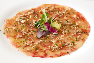 Carpaccio de gamba con cebolla crujiente y soja.