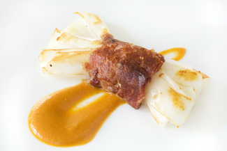 Atadillo de sepia con jamón ibérico y romescu.