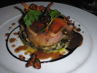 Lomo de cordero con níscalos y trompetas de la muerte