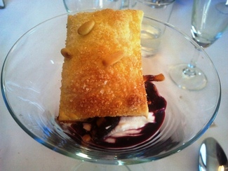 Crema de mascarpone, camagrocs (trompeta amarilla), coulis de frutas del bosque y avellana garrapiñada