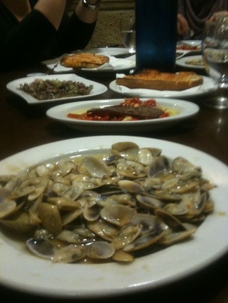 Tellinas, esgarrat, Chipirones con ajos tierno...