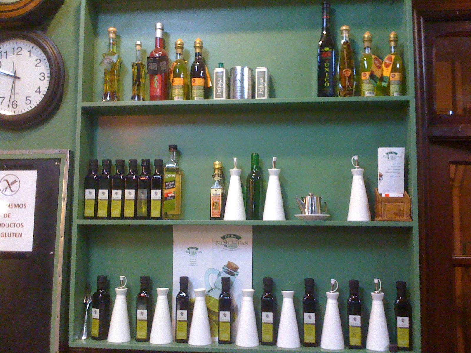 Una botella de AOVE en la mesa del restaurante