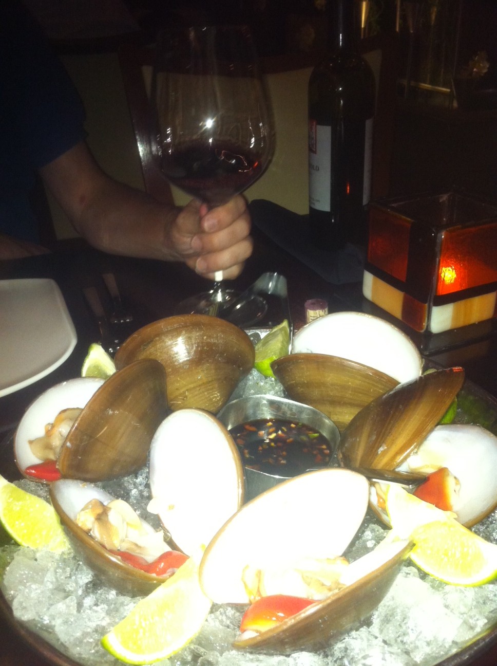 Almeja chocolata, cruda con un poco de Tabasco
