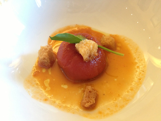 Tomate "de penjar", sardina de bota y ajos a la brasa