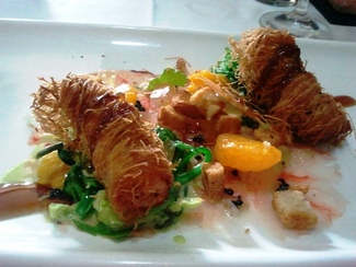 Ensalada de carpaccio de langostinos tratados como un cebiche con alga wacame