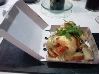 Tosta de lenguado con all i oli suave, chutney de tomate, panceta y boletus confitados