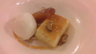 Manzana, helado de cuajada y bizcocho.