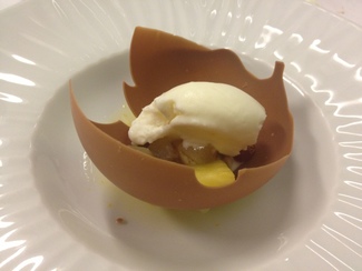 Huevo de chocolate con frutos rojos y piña