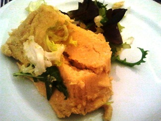 Pastel de Puerros con salsa de piquillos y su ensalada