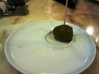 Oliva gordal rellena de anchoas de l'Escala