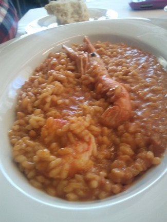 Arroz con cigalas y gambitas.