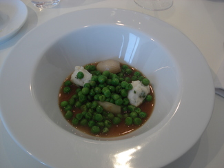 Gnocchi de sepia con guisantes y caldo picante de sepia